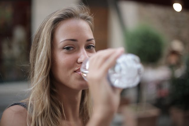 vrouw drinkt elektrolyten drank